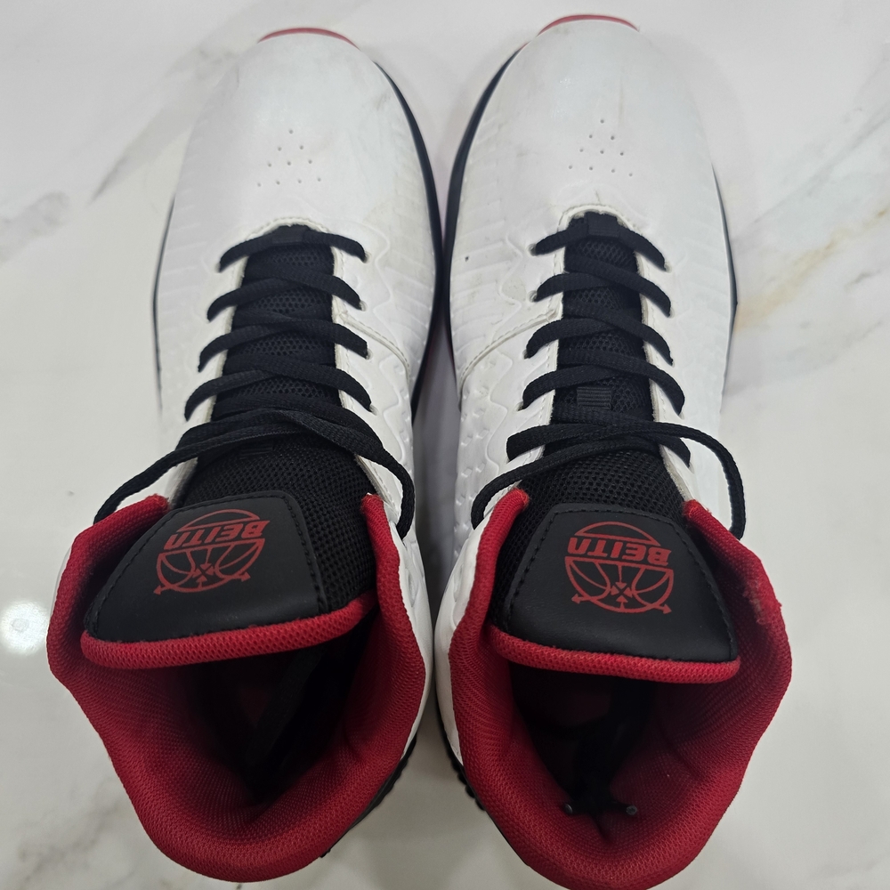 Pre-Loved // Sneakers // Size 8